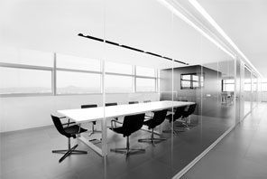 mampara de oficina cristal en sala de reuniones