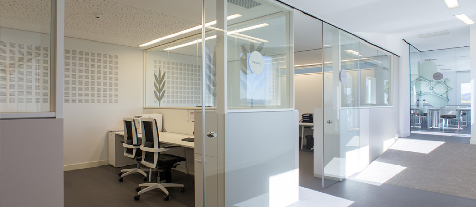 Paneles y Biombos para separar espacios en la oficina